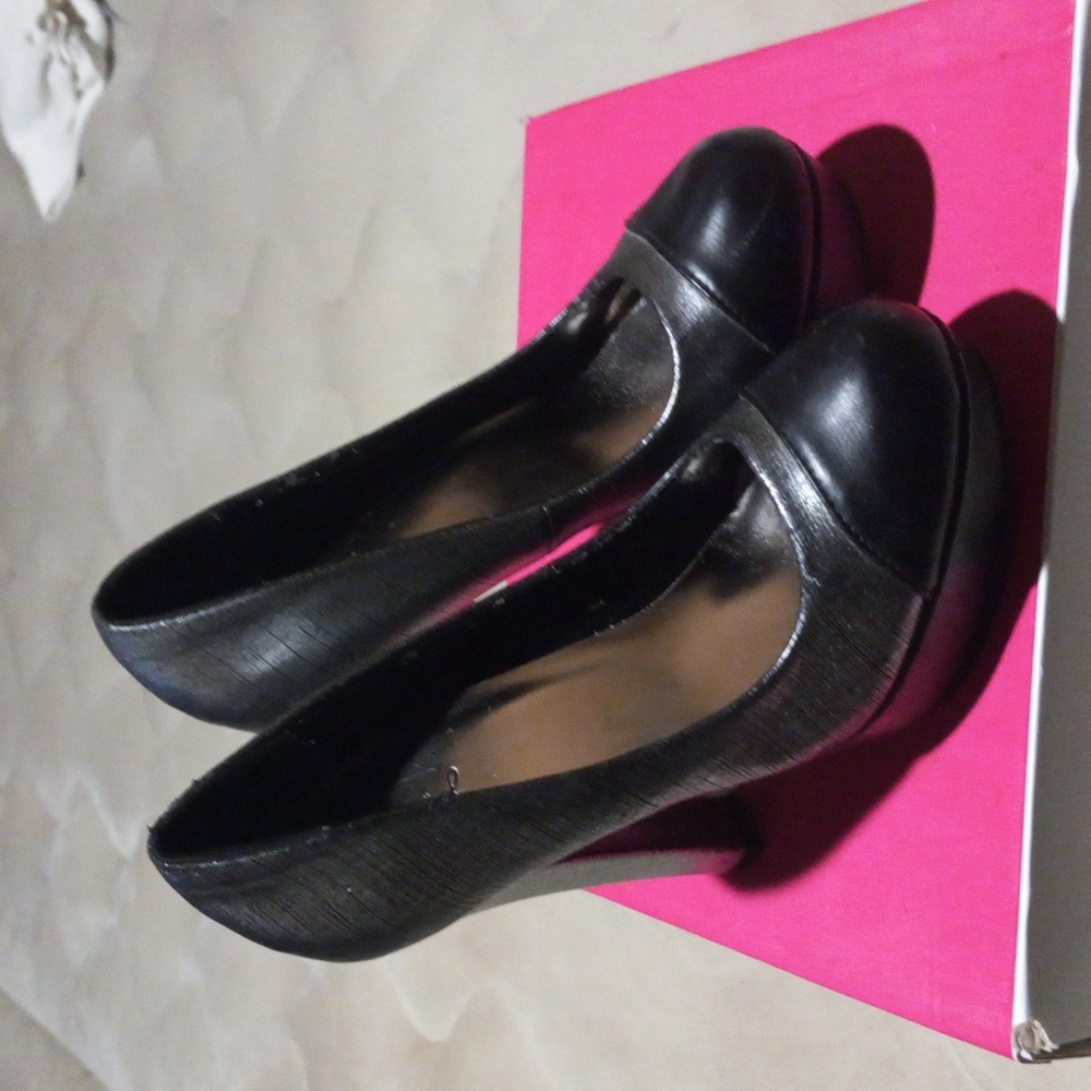 Shoes. - Picture 3 of 6